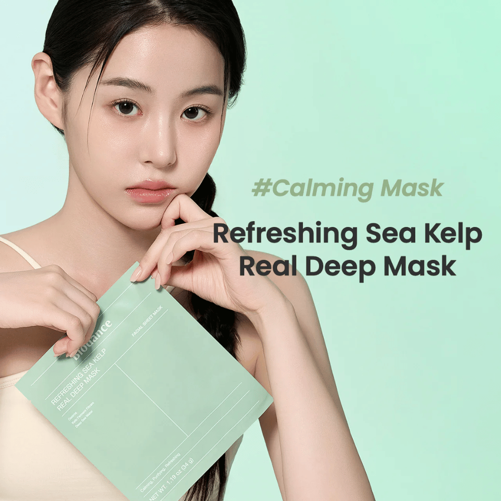 Ženska s svežo kožo drži Refreshing Sea Kelp Real Deep Mask. Pomirjujoča in vlažilna obrazna maska z morskimi algami za sijočo in uravnoteženo kožo.
