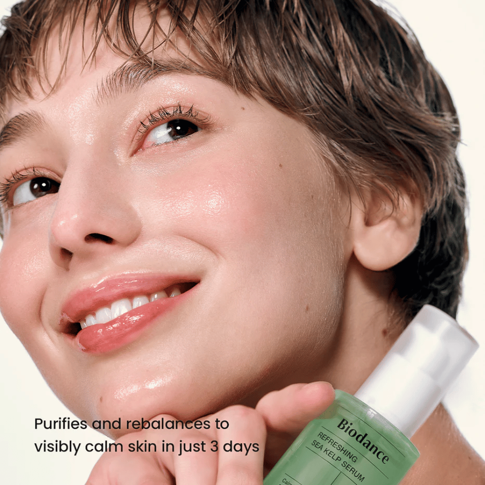 Ženska s čisto in uravnoteženo kožo uporablja Biodance Sea Kelp Serum – vidno pomirjujoč učinek.