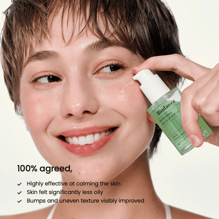 Model nanaša Biodance Sea Kelp Serum – uravnava sebum in pomirja občutljivo kožo.