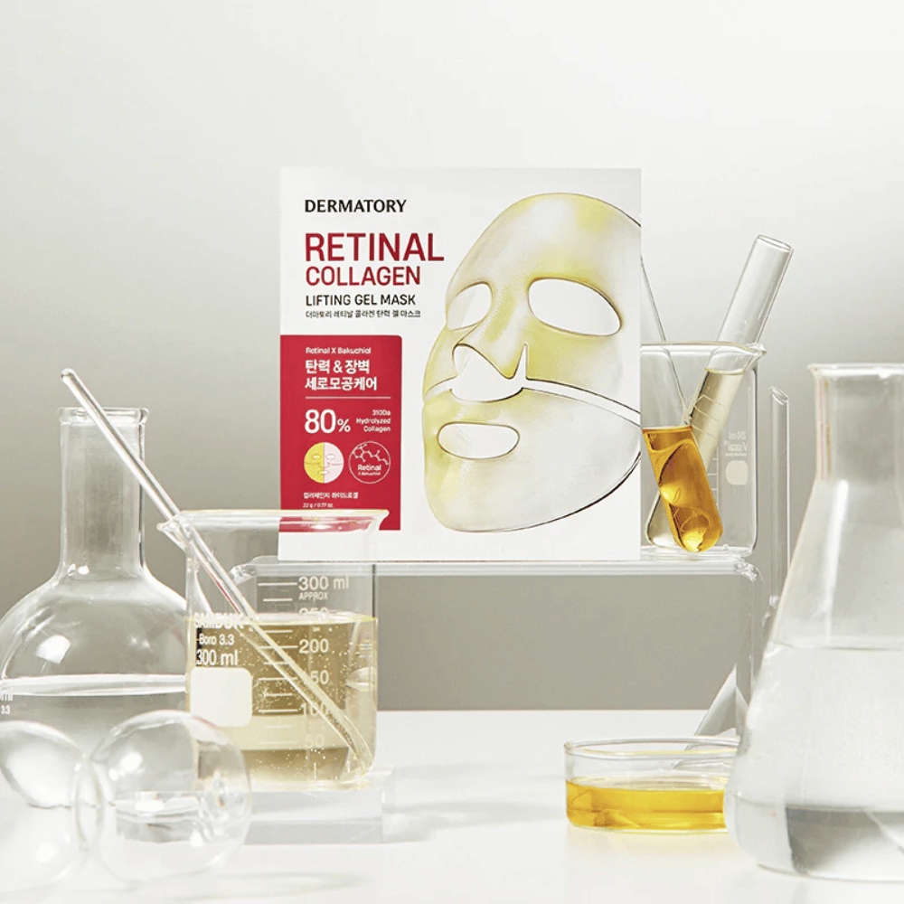 Embalaža Dermatory Retinal Collagen Lifting Gel Mask je prikazana skupaj z različnimi laboratorijskimi kozarci in pipetami, kar poudarja znanstveno in visokokakovostno formulacijo izdelka. Maska vsebuje 80% kolagena za učvrstitev in pomlajevalni učinek.