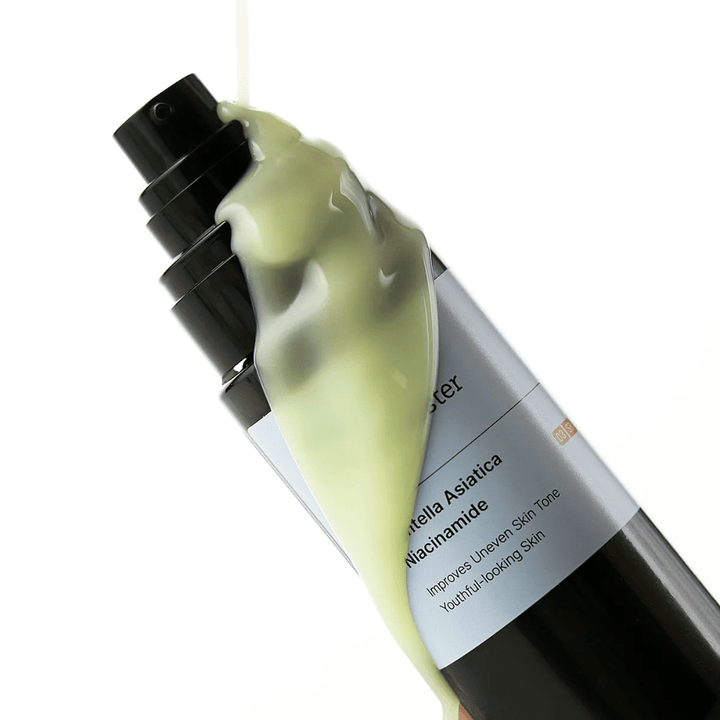 Povečava Meditherapy Retinal Skin Booster Seruma z rumeno-zeleno formulo, ki teče čez stekleničko – aktivna mešanica retinala, niacinamida in centelle.