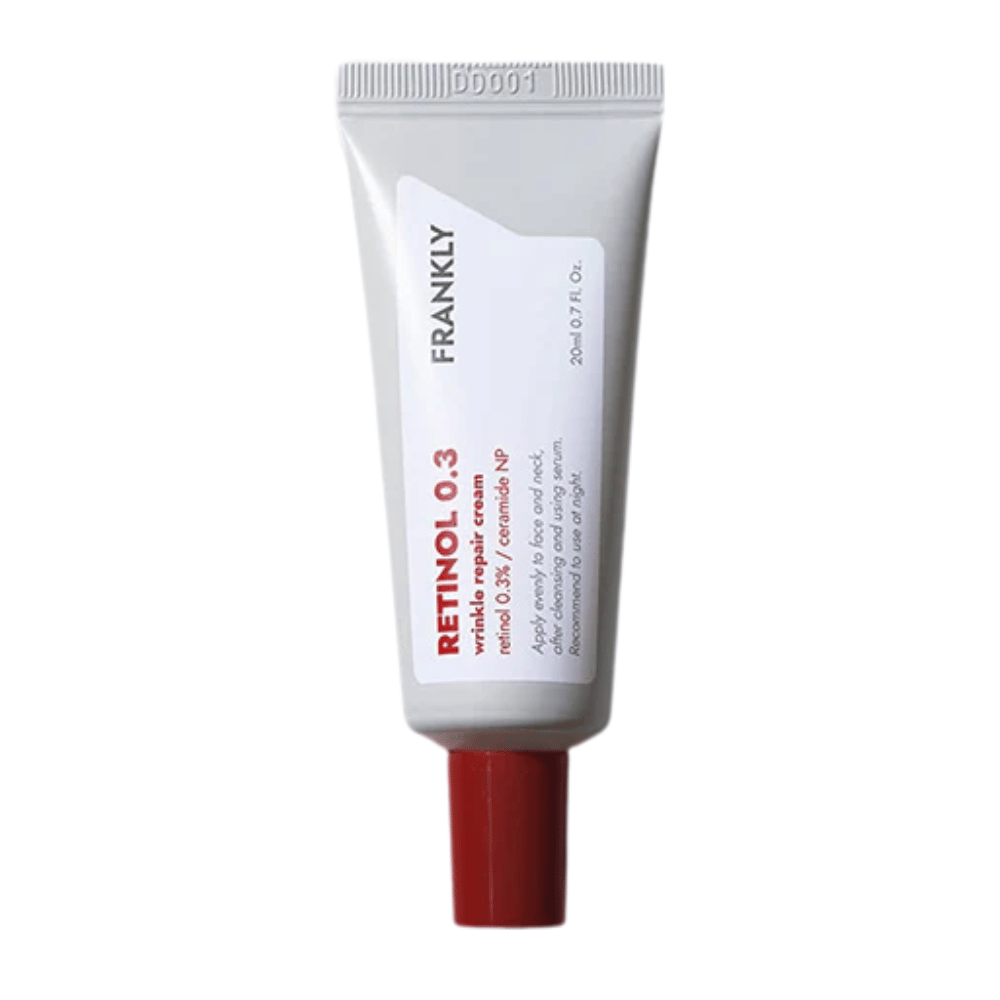 FRANKLY Retinol 0.3 krema v beli tubi z rdečim pokrovčkom. Krema proti staranju s 0,3 % retinola in ceramidom NP za čvrstejšo in bolj enakomerno kožo.