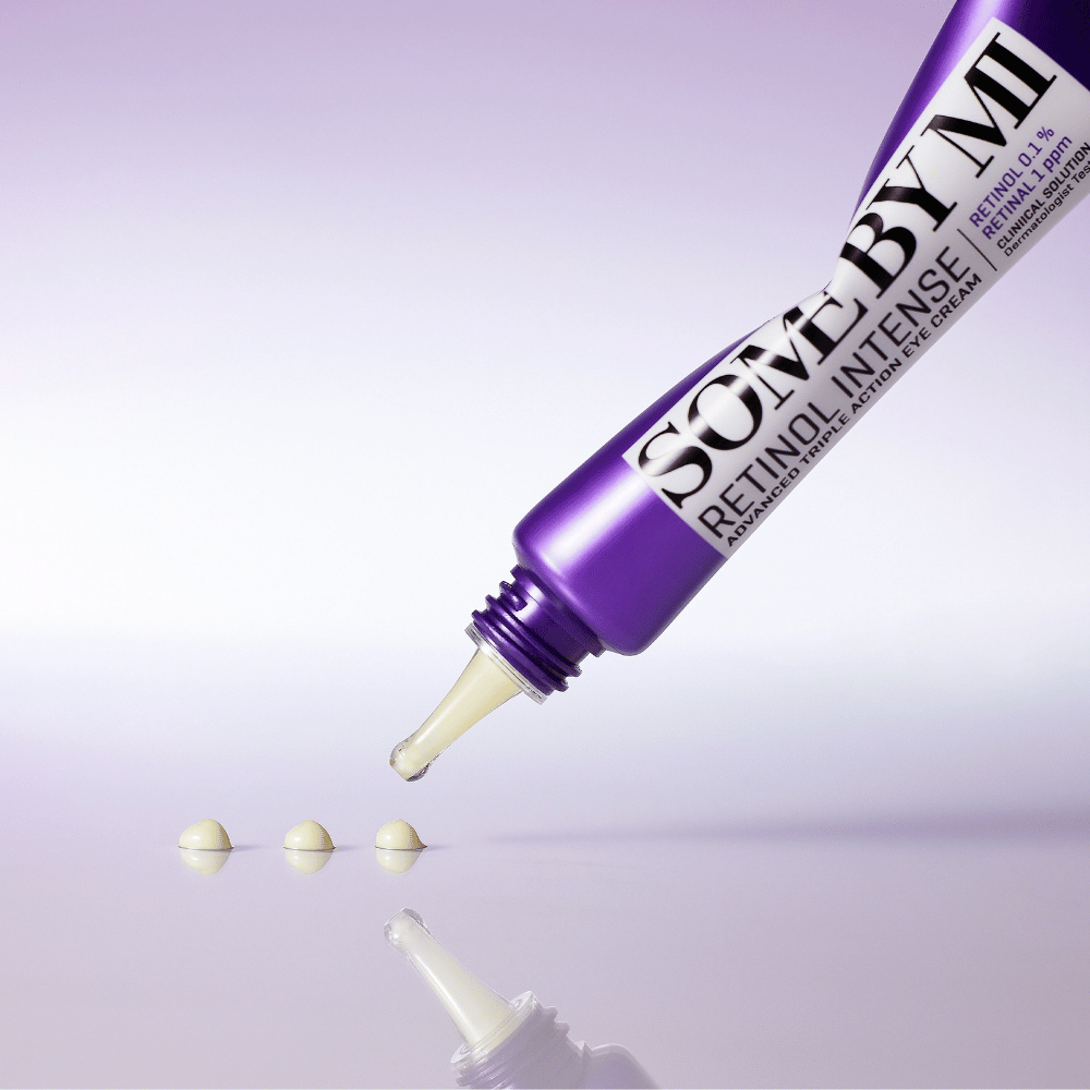 SOME BY MI Retinol Intense Eye Cream se nanaša iz vijolične tube – anti-age krema za oči z retinolom proti drobnim linijam in utrujeni koži.