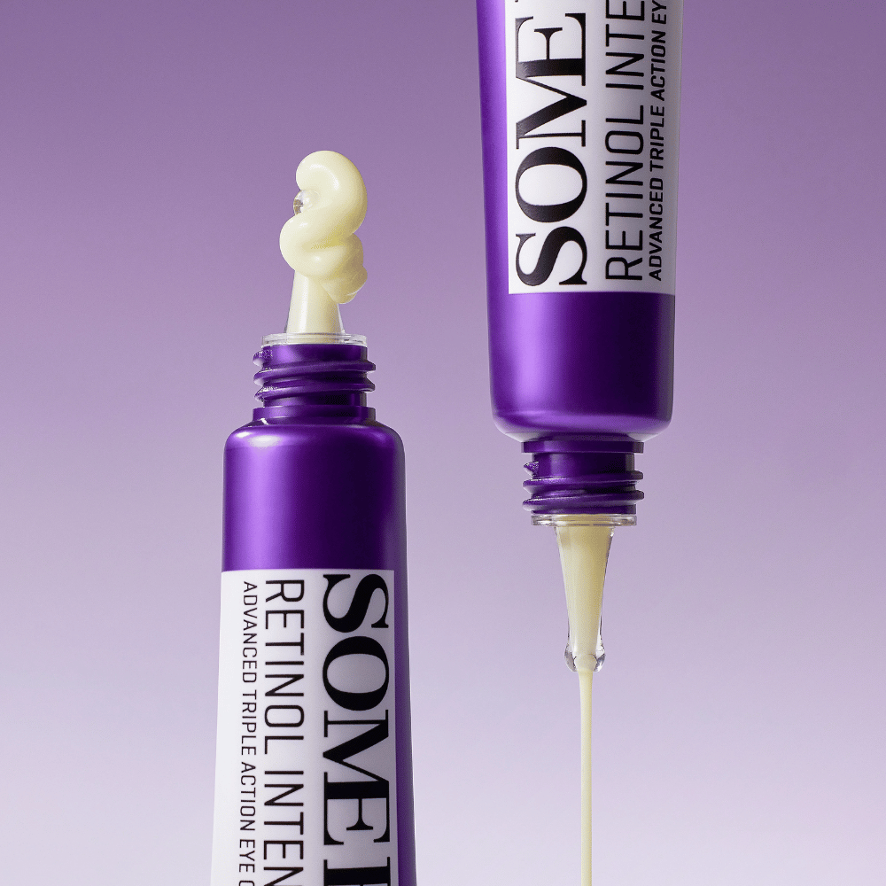 SOME BY MI Retinol Intense Advanced Triple Action Eye Cream z retinolom – bližnji posnetek teksture kreme v vijolični tubi za zmanjšanje gub in temnih kolobarjev.
