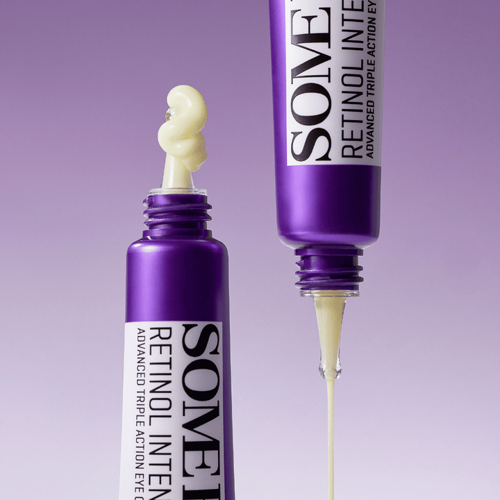 SOME BY MI Retinol Intense Advanced Triple Action Eye Cream z retinolom – bližnji posnetek teksture kreme v vijolični tubi za zmanjšanje gub in temnih kolobarjev.