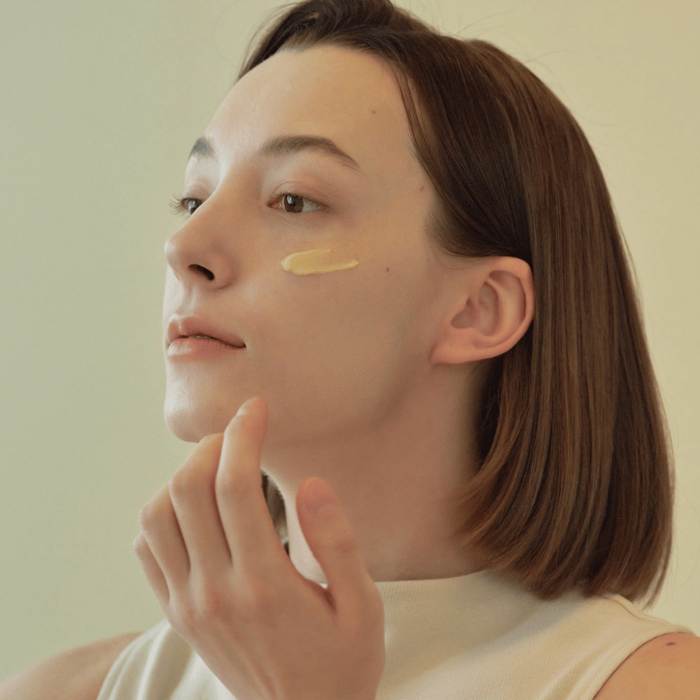 slika modela, ki nanaša Beauty of Joseon Revive Eye Serum pod oko – anti-age serum z ginsengom in retinalom.
