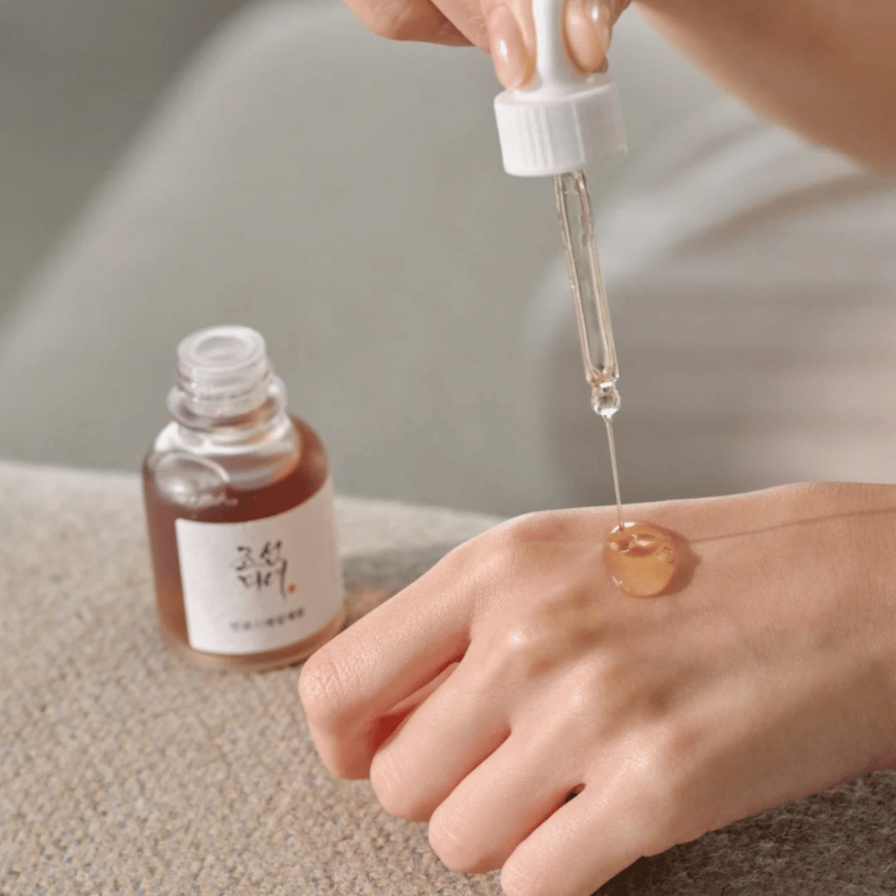 Pipeta kaplja Beauty of Joseon Revive Serum Ginseng + Snail Mucin na kožo – korejski serum za elastičnost in vlaženje.