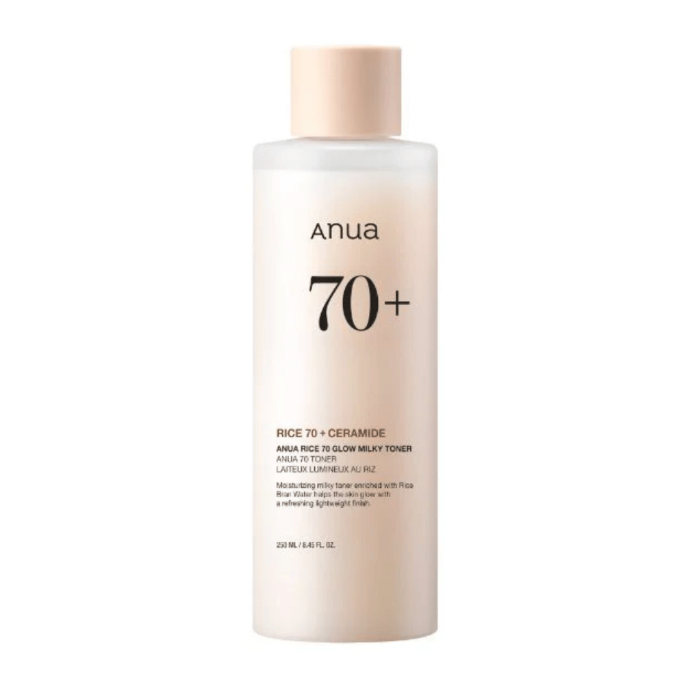 Steklenica "Anua 70+ Rice Ceramide Milky Toner". Ta tonik je oblikovan za posvetlitev in sijaj kože, obogaten z riževo vodo in ceramidi. Embalaža je preprosta in elegantna z mehkim bež tonom in diskretno etiketo.