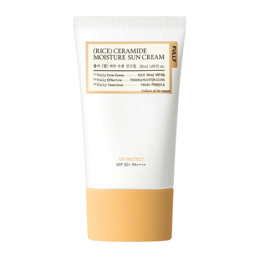 Izrezana produktna slika FULLY Rice Ceramide Moisture Sun Cream z minimalističnim in elegantnim dizajnom v belih in bež tonik za obraz. Embalaža daje čist, mehčalen in koži prijazen vtis z zaščito SPF 50+ PA++++.