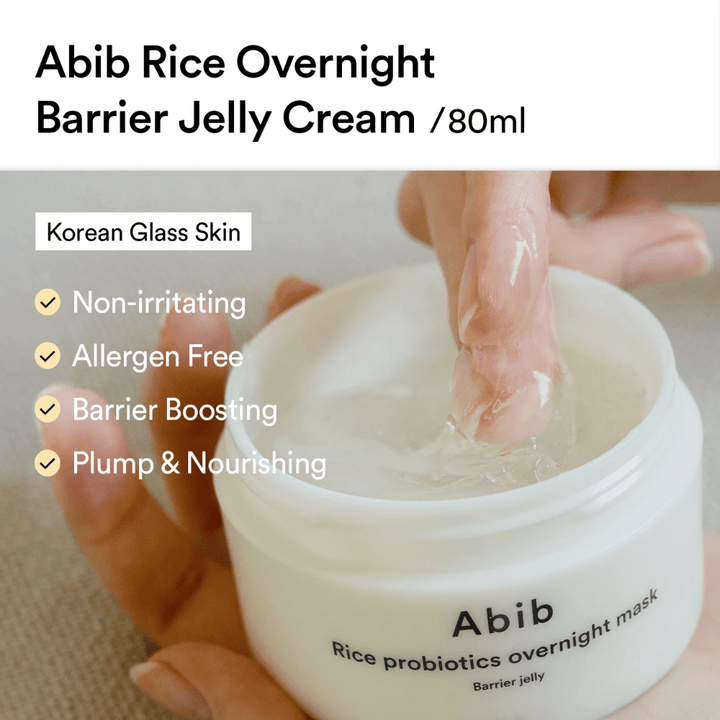 Roka potopi prst v Abib Rice Probiotics Overnight Mask – gelasto kremo, ki se trži kot neiritirajoča, brez alergenov, krepitev kožne pregrade in globoko hranljiva.
