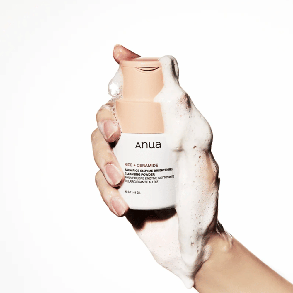 Anua Rice Enzyme Brightening Cleansing Powder je čistilni izdelek, ki vsebuje riž in ceramide. Namenjen je za nežno eksfoliacijo in sijaj kože. Izdelek raztaplja umazanijo in odmrle kožne celice, da kožo pusti čisto in svežo. Idealen za vsakodnevno uporabo, pomaga izboljšati teksturo kože in zagotavlja enakomernejši ton.