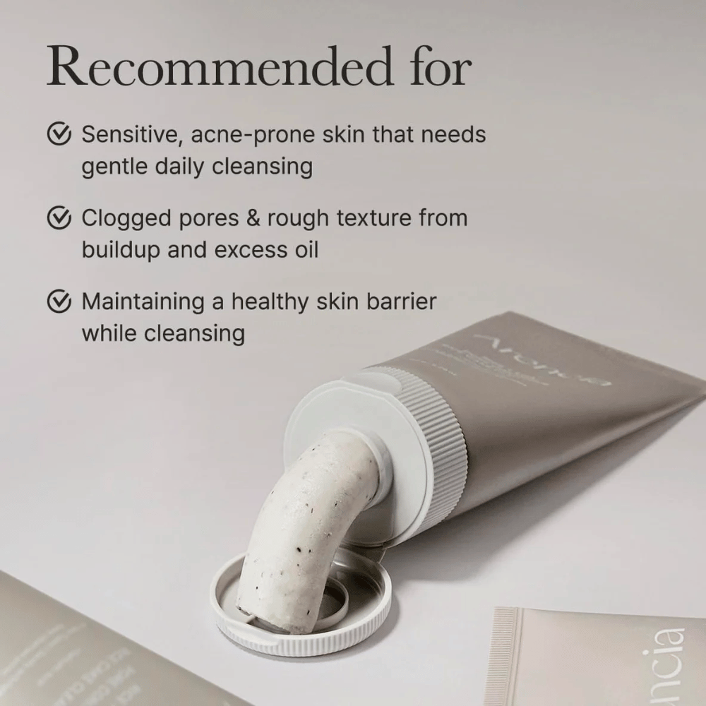 Arencia Rice + LHA Pore Control Rice Cake Cleanser v tubi s stisnjeno vsebino, prikazuje kremasto konsistenco, prilagojeno občutljivi in aknasti koži.