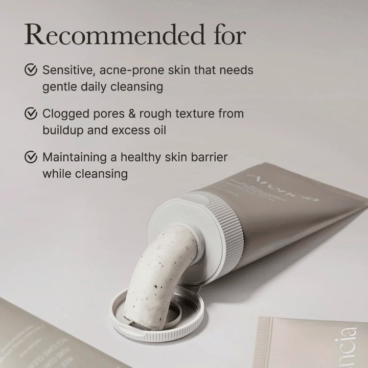 Arencia Rice + LHA Pore Control Rice Cake Cleanser v tubi s stisnjeno vsebino, prikazuje kremasto konsistenco, prilagojeno občutljivi in aknasti koži.