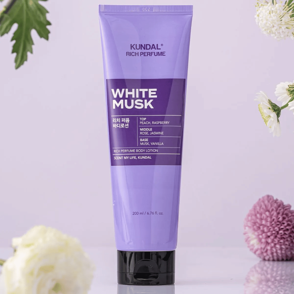 1. KUNDAL Rich Perfume Body Lotion White Musk 200 ml – parfumiran body lotion s cvetličnimi notami v ozadju