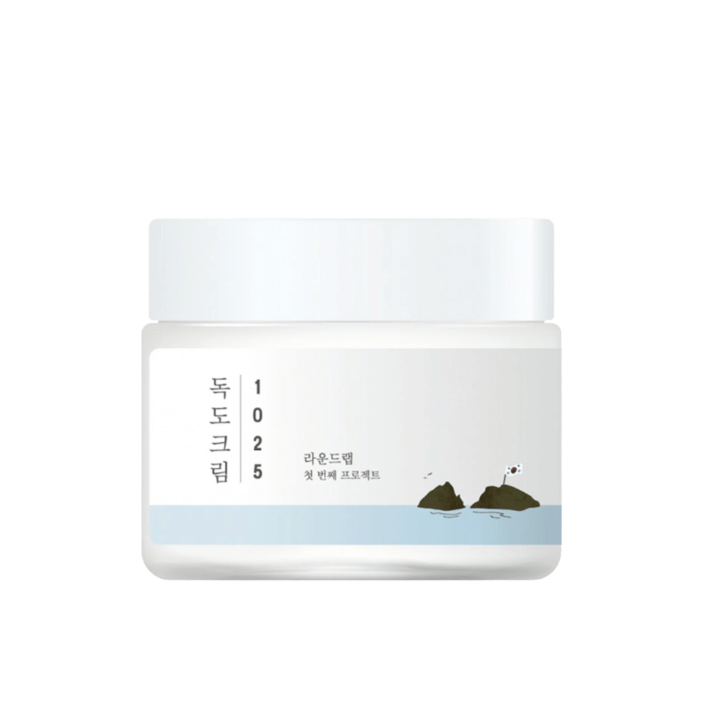 Kozarec z Round Lab 1025 Dokdo Cream 80ml za vlaženje na beli podlagi.