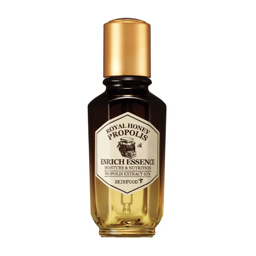Slika steklenice iz stekla s temno tekočino in zlatim pokrovom. Na etiketi steklenice piše "Royal Honey Propolis Enrich Essence", sledi "Moisture & Nutrition" in "Propolis Extract 63%". Znamka "Skinfood" je vidna tudi na dnu etikete.