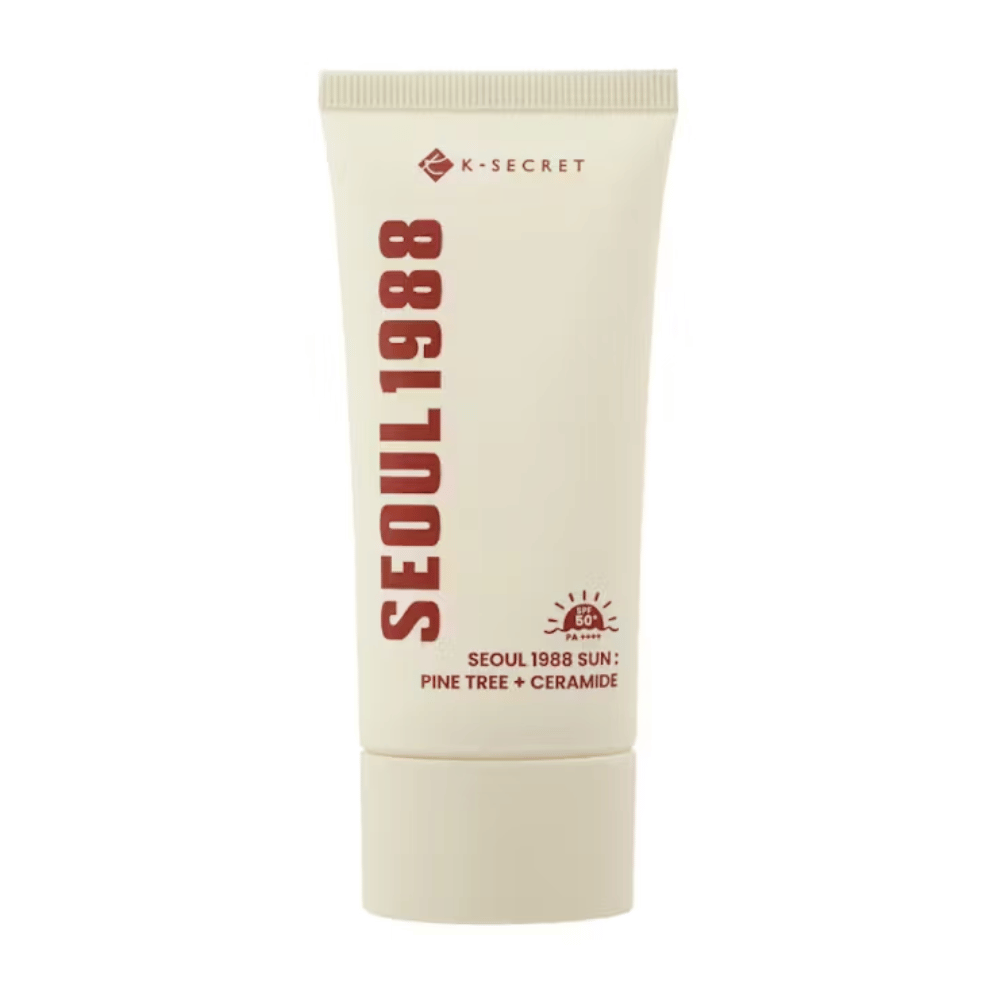 SEOUL 1988 Sun Cream združuje moč borovega lubja in ceramidov za zaščito kože pred soncem (SPF50+ PA++++) ter hkrati vlaži in krepi kožno pregrado.