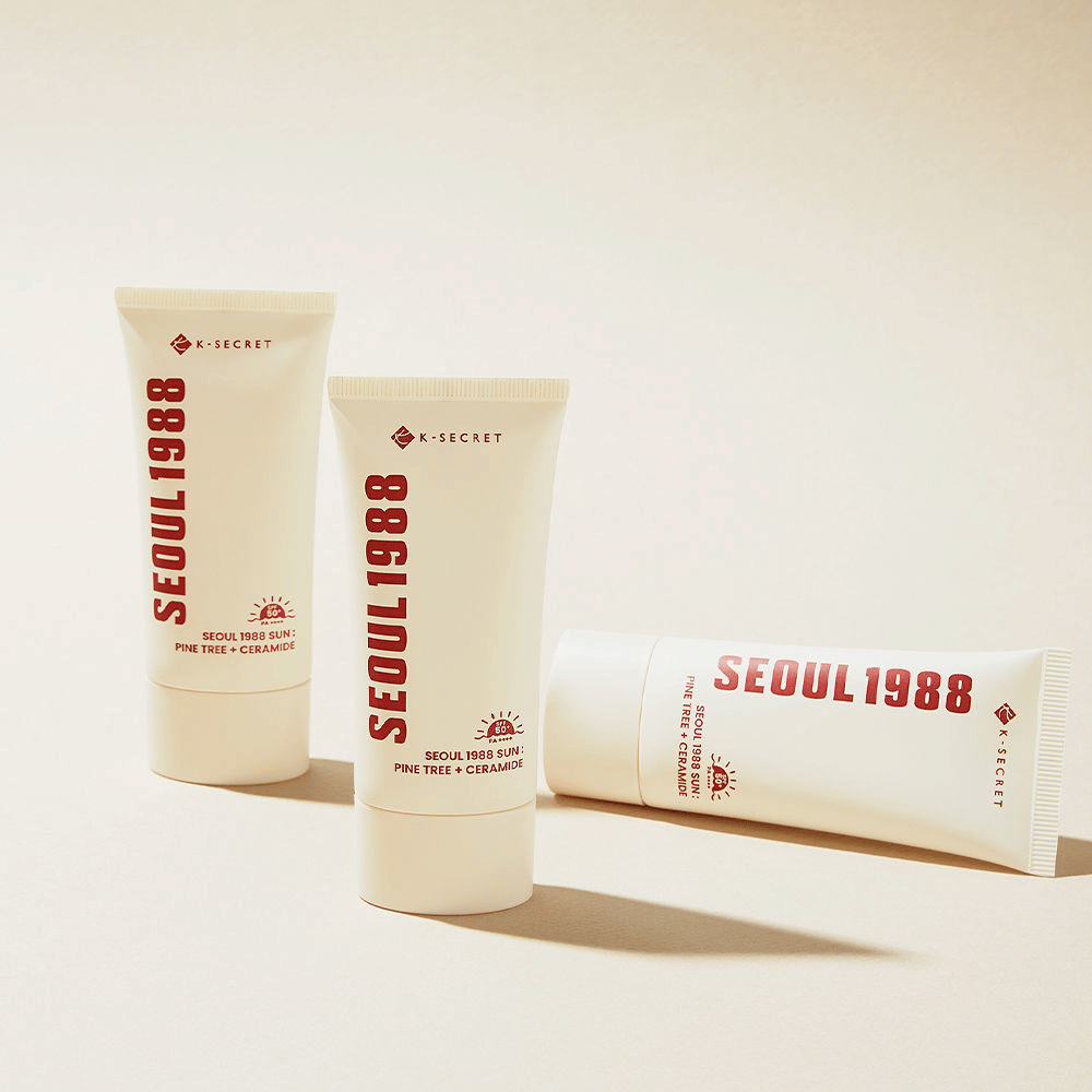 SEOUL 1988 Sun Pine Tree + Ceramide je sončna krema, ki ščiti pred UV-žarki, hkrati pa krepi kožno pregrado s ceramidi in izvlečkom bora.
