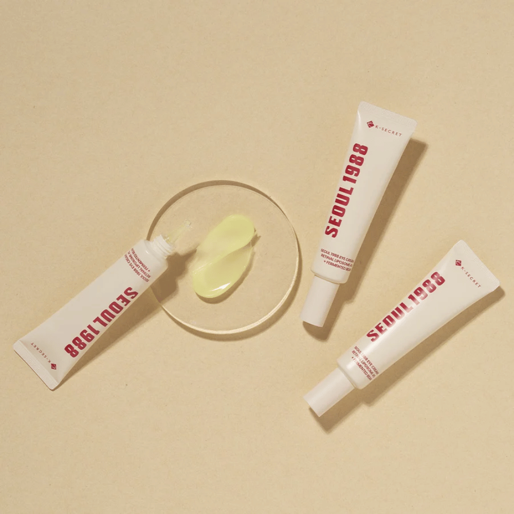 SEOUL 1988 Eye Cream - Retinal Liposome 4% + Fermented Bean

Ta krema za oči je obogatena z 4% Retinal Liposome in fermentiranimi fižoli, kar nudi intenzivno hranilnost in pomaga zmanjšati drobne linije ter temne kolobarje pod očmi.

🌟 Prednosti:
✔ Retinal Liposome 4% – Krepi elastičnost kože in zmanjšuje gube
✔ Fermentirani fižoli – Hranilna formula za povečano čvrstost
✔ Mehka in lahko vpojna – Primerna tudi za občutljivo kožo

Popolna za vlaženje in osvežitev predela okoli oči! 👁✨