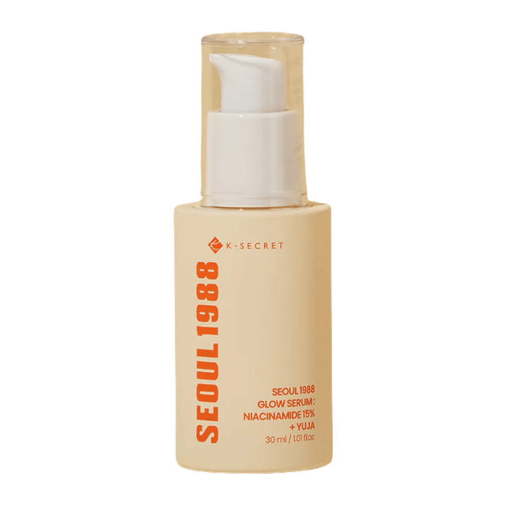 Steklenica s K-SECRET Seoul 1988 Glow Serum Niacinamide 15% + Yuja, 30 ml, s črpalko in minimalističnim bež dizajnom.