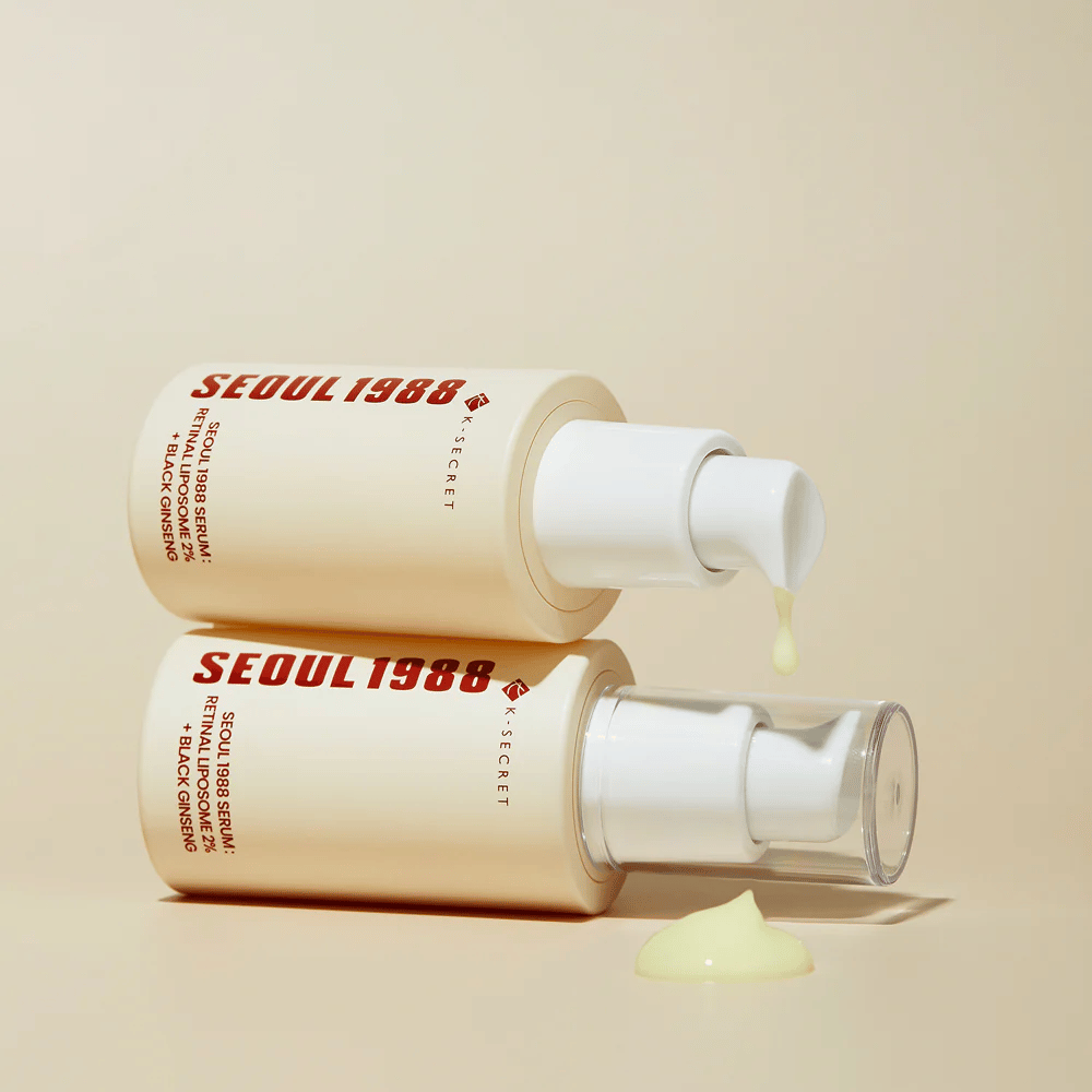 SEOUL 1988 Serum - Retinal Liposome 2% + Črni Ginseng

Močan anti-aging serum, ki združuje 2% Retinal Liposome in Črni Ginseng za spodbujanje celične obnove, izenačitev tena kože in čvrstejšo kožo.

Retinal Liposome 2%: Napredna oblika retinoida, ki učinkovito zmanjšuje gube in drobne linije.
Črni Ginseng: Bogat z antioksidanti, krepi kožno pregrado in globinsko neguje.
Hitro vpojna formula: Lahka konsistenca, ki prodira globoko v kožo brez draženja.
Popolno za vas, ki želite