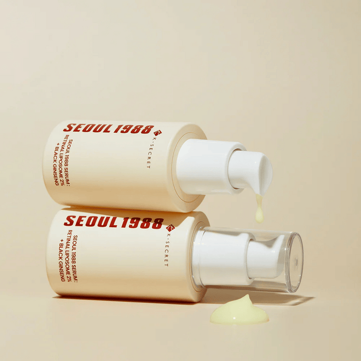 SEOUL 1988 Serum - Retinal Liposome 2% + Črni Ginseng

Močan anti-aging serum, ki združuje 2% Retinal Liposome in Črni Ginseng za spodbujanje celične obnove, izenačitev tena kože in čvrstejšo kožo.

Retinal Liposome 2%: Napredna oblika retinoida, ki učinkovito zmanjšuje gube in drobne linije.
Črni Ginseng: Bogat z antioksidanti, krepi kožno pregrado in globinsko neguje.
Hitro vpojna formula: Lahka konsistenca, ki prodira globoko v kožo brez draženja.
Popolno za vas, ki želite