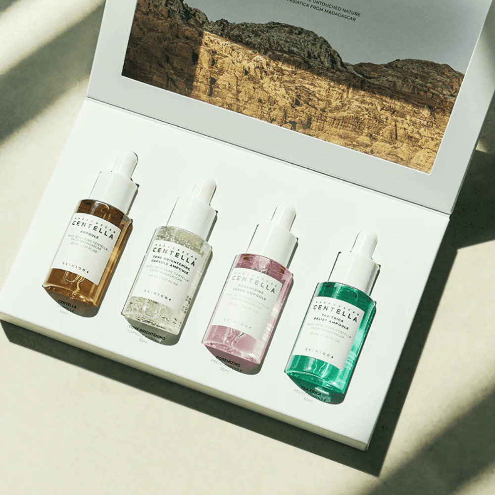 Škatla, ki vsebuje Madagascar Centella Ampoule Kit iz SKIN1004, ki vsebuje tri različne vrste izdelkov za nego kože za vlaženje in ponovno vlaženje.