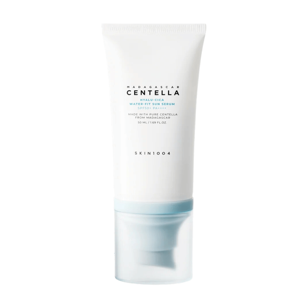 Madagascar Centella Hyalu-Cica Water-Fit Sun Serum 50ml od SKIN1004 ščiti pred UV-žarki, hkrati pa povečuje vlago z Madagascar Centella.