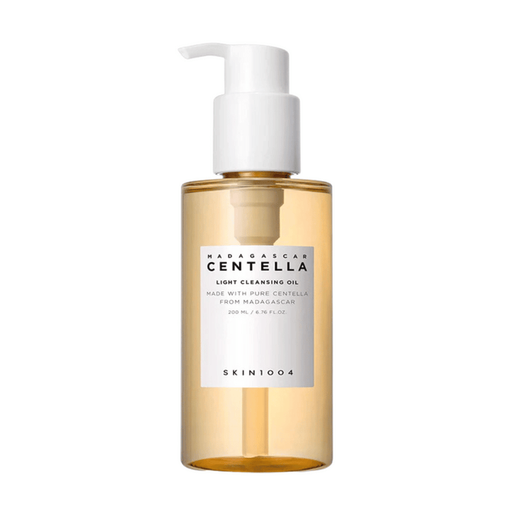 Ena steklenica Madagascar Centella Light Cleansing Oil 200ml znamke SKIN1004 na beli podlagi, za čiščenje in nego kože.