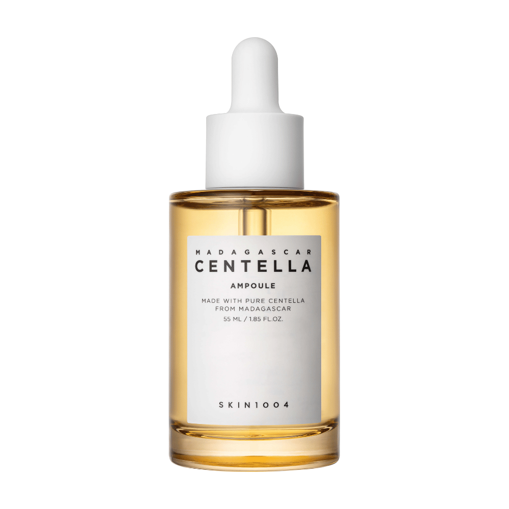 Steklenička z kapalko iz SKIN1004, Madagascar Centella Ampoule, z informacijami o centelli iz Madagaskarja, na beli podlagi.