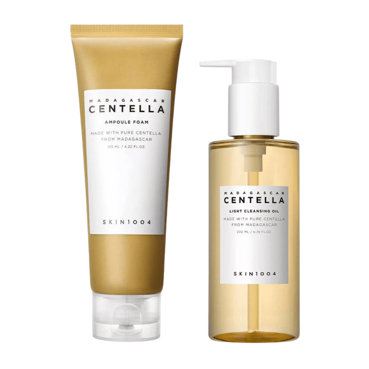 SKIN1004 Madagascar Centella Double Cleansing Duo Set z Ampoule Foam v rjavi tubi in Cleansing Oil v prozorni steklenički s pumpico, oba z minimalistično belo etiketo.
