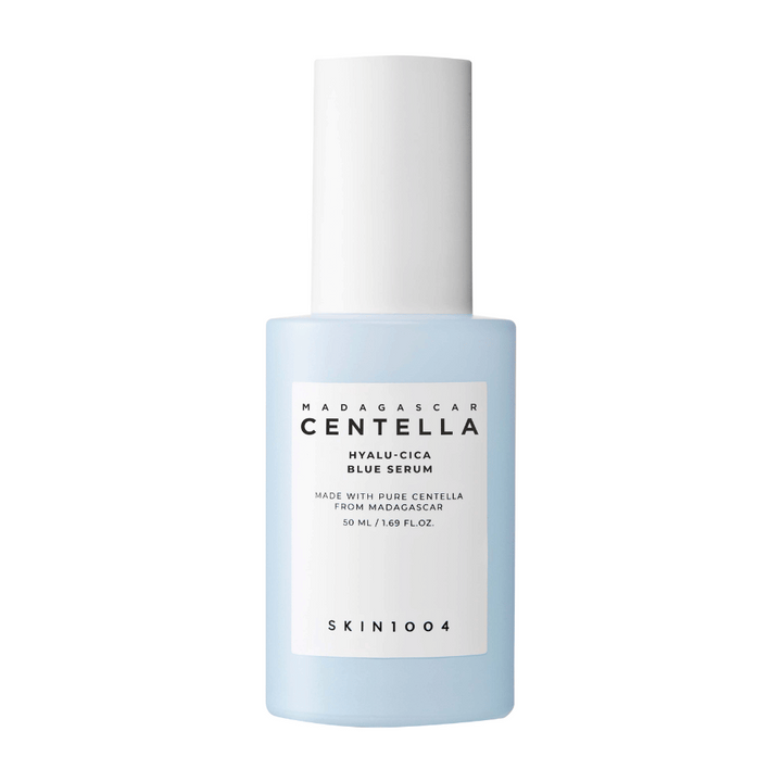Steklenička SKIN1004 Madagascar Centella Hyalu-Cica Blue Serum s svetlo modro etiketo in belim pokrovčkom na čistem ozadju.