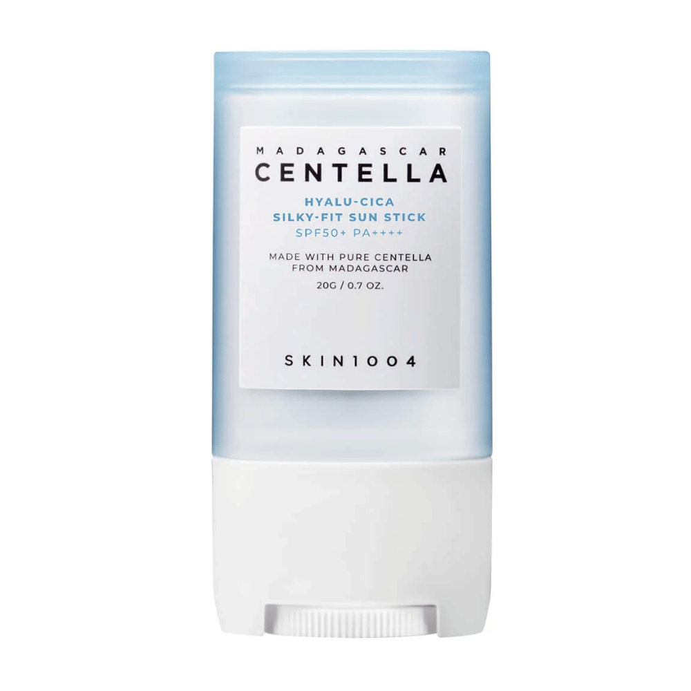Zaprt zaščitni stik iz SKIN1004, SPF50+, s centello iz Madagaskarja, na beli podlagi.