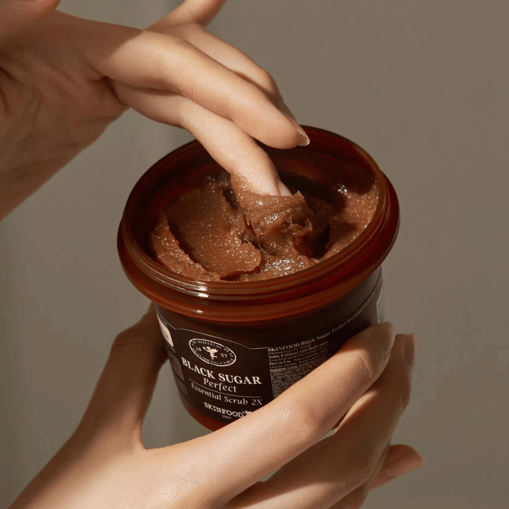 Ključne besede: SKINFOOD Black Sugar Perfect Essential Scrub 2X 210g