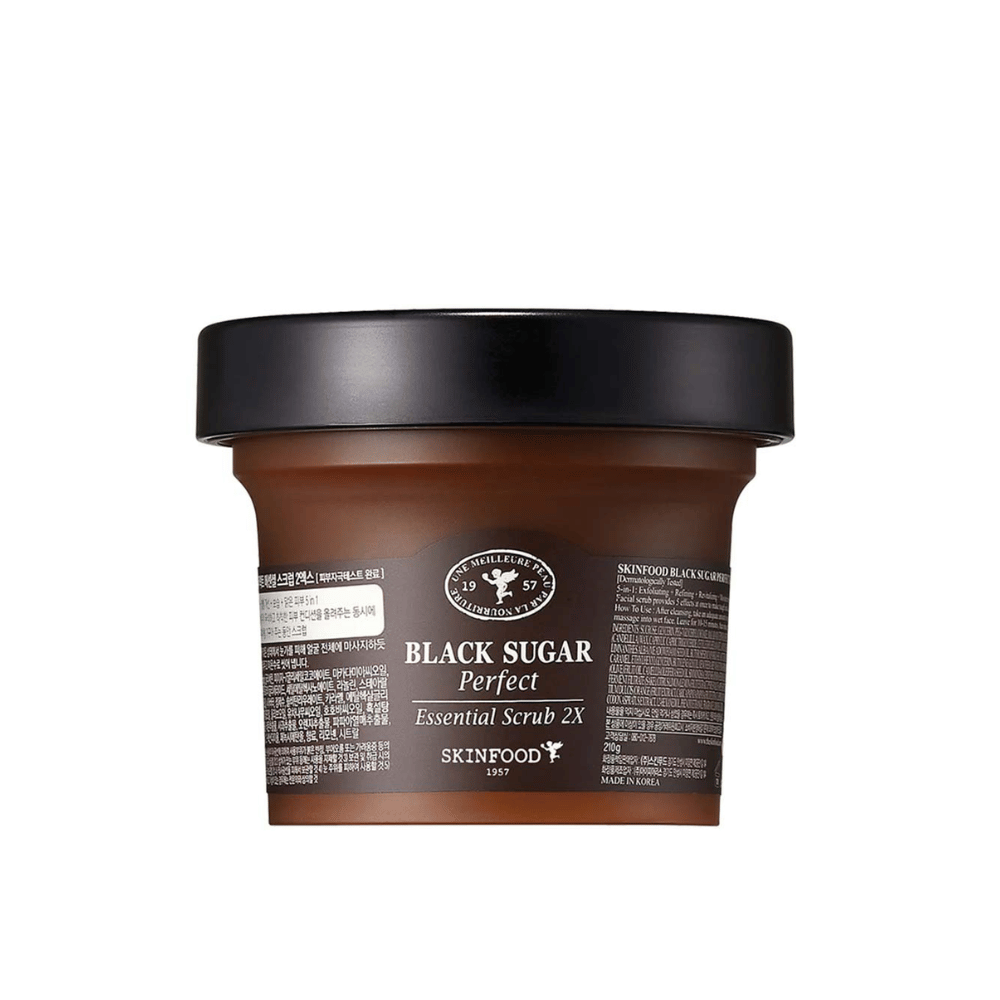 Kozarec SKINFOOD Black Sugar Perfect Essential Scrub 2X 210g na beli podlagi.