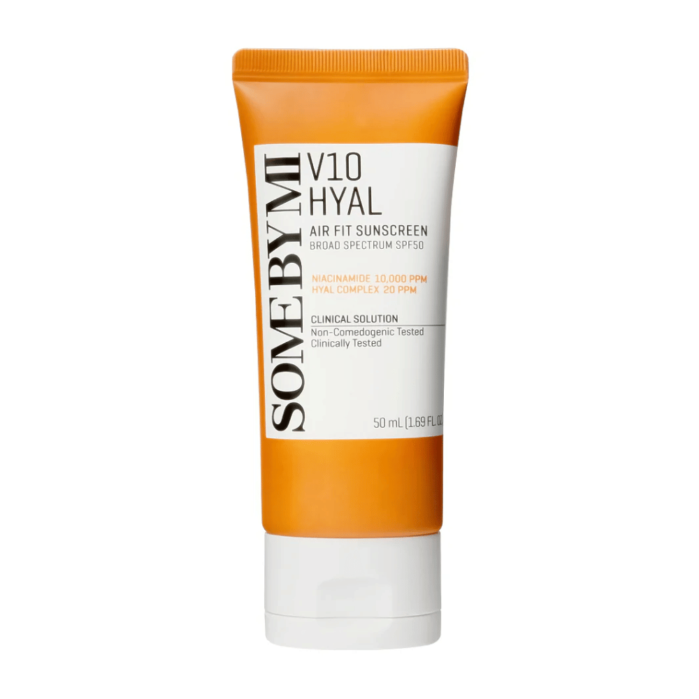 SOME BY MI V10 Hyal Air Fit Sunscreen SPF50 zagotavlja širok spekter zaščite pred UV-žarki. Vsebuje 10.000 PPM niacinamida in 20 PPM kompleksa hialuronske kisline, ki vlaži in posvetli kožo. Klinično preizkušeno in nekomedogeno, kar ga naredi idealnega za vsakodnevno uporabo.