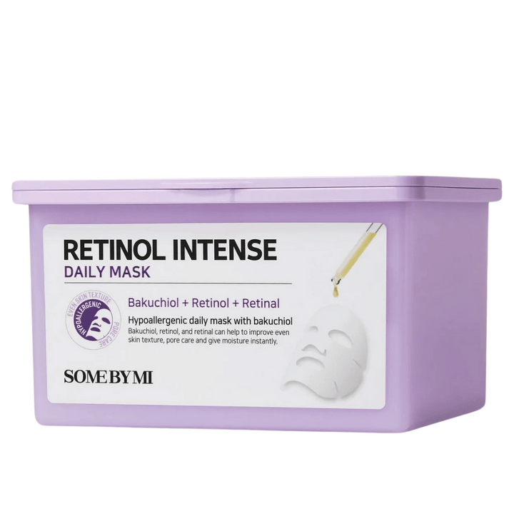 Ta slika prikazuje Some By Mi
"Retinol Intense Daily Mask." Ta dnevna obrazna maska vsebuje bakuchiol, retinol in retinal, ki pomagajo izboljšati strukturo kože, zmanjšati pore in zagotoviti vlago. Izdelek je hipoalergen in zasnovan za vsakodnevno uporabo.