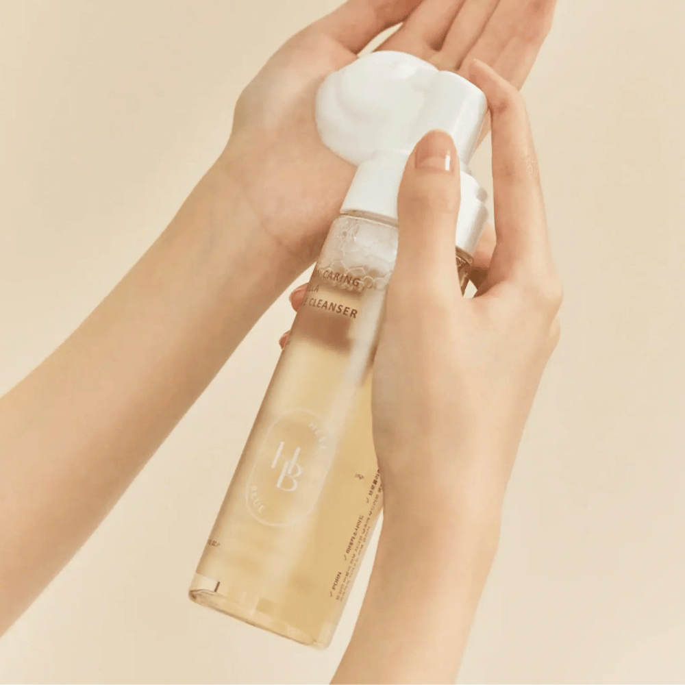 Heveblue Salmon Caring Centella Bubble Cleanser se uporablja v roki – blago korejsko penasto čistilo, ki ustvarja zračno peno in pomaga očistiti kožo brez izsuševanja.