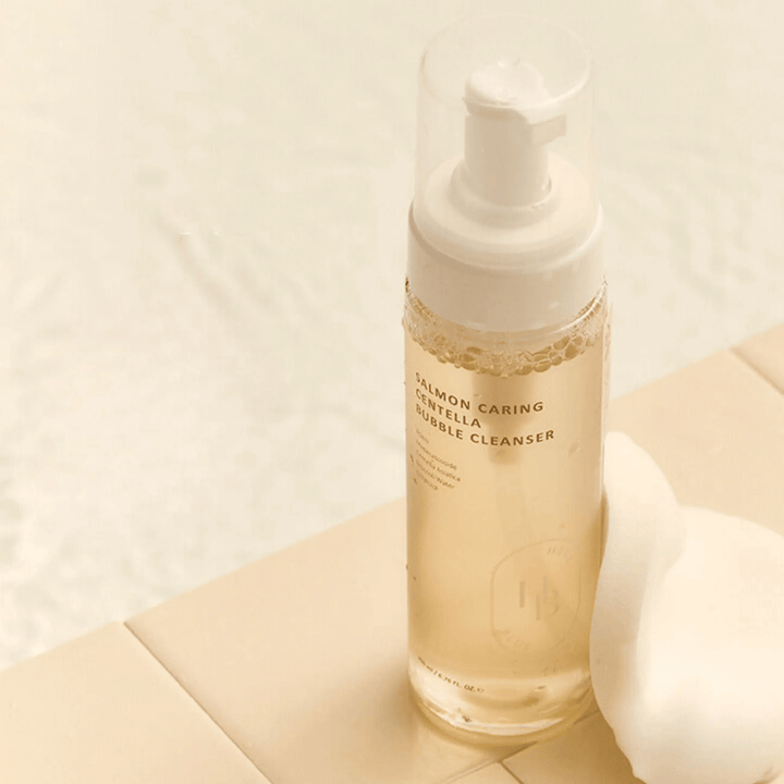 Heveblue Salmon Caring Centella Bubble Cleanser – korejsko čistilo za obraz s Centella Asiatica in PDRN iz lososa, ki pomaga nežno očistiti kožo in ustvariti mehko čistilno peno.