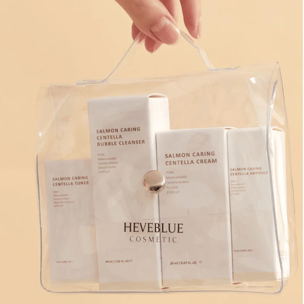Heveblue Salmon Caring Centella Special Travel Kit toaletna torbica – popoln korejski komplet za nego kože z tonik za obraz, čistilcem, kremo in ampulo v prozorni potovalni torbici.