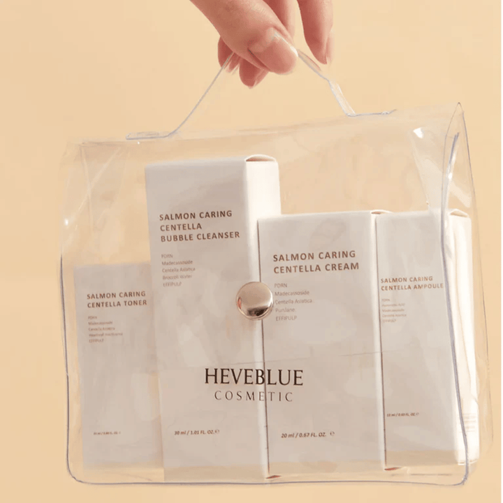 Heveblue Salmon Caring Centella Special Travel Kit toaletna torbica – popoln korejski komplet za nego kože z tonik za obraz, čistilcem, kremo in ampulo v prozorni potovalni torbici.