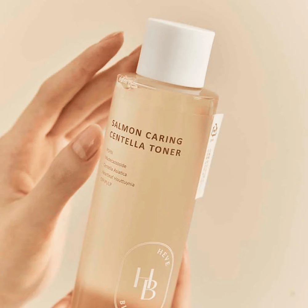 Povečava Salmon Caring Centella Toner v roki – pomirjujoči tonik za obraz z PDRN in rastlinskimi izvlečki, ki pomagajo okrepiti kožo in zmanjšati občutek draženja.