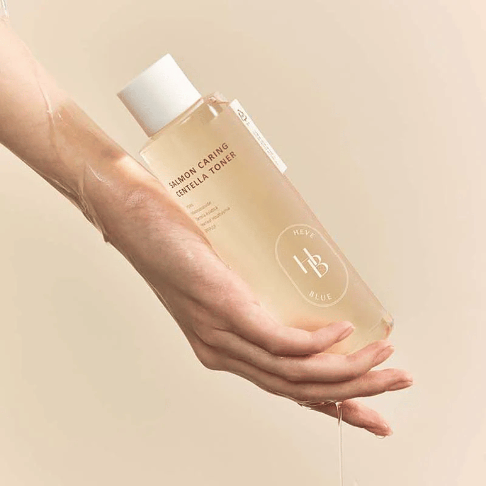 Nanašanje Salmon Caring Centella Toner – vlažilni korejski tonik za obraz s centello asiatica, ki uravnava kožo, daje sijaj in izboljšuje elastičnost kože.