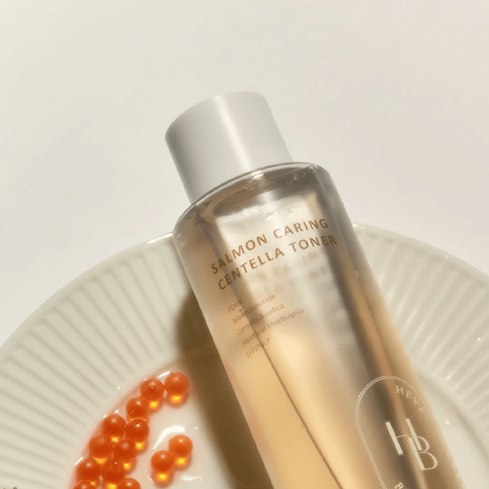 Salmon Caring Centella Toner iz Heveblue z okoljem sestavin, navdihnjenim z lososom – korejski tonik za obraz z PDRN in centello, ki pomirja kožo, krepi kožno pregrado in zagotavlja intenzivno vlaženje.