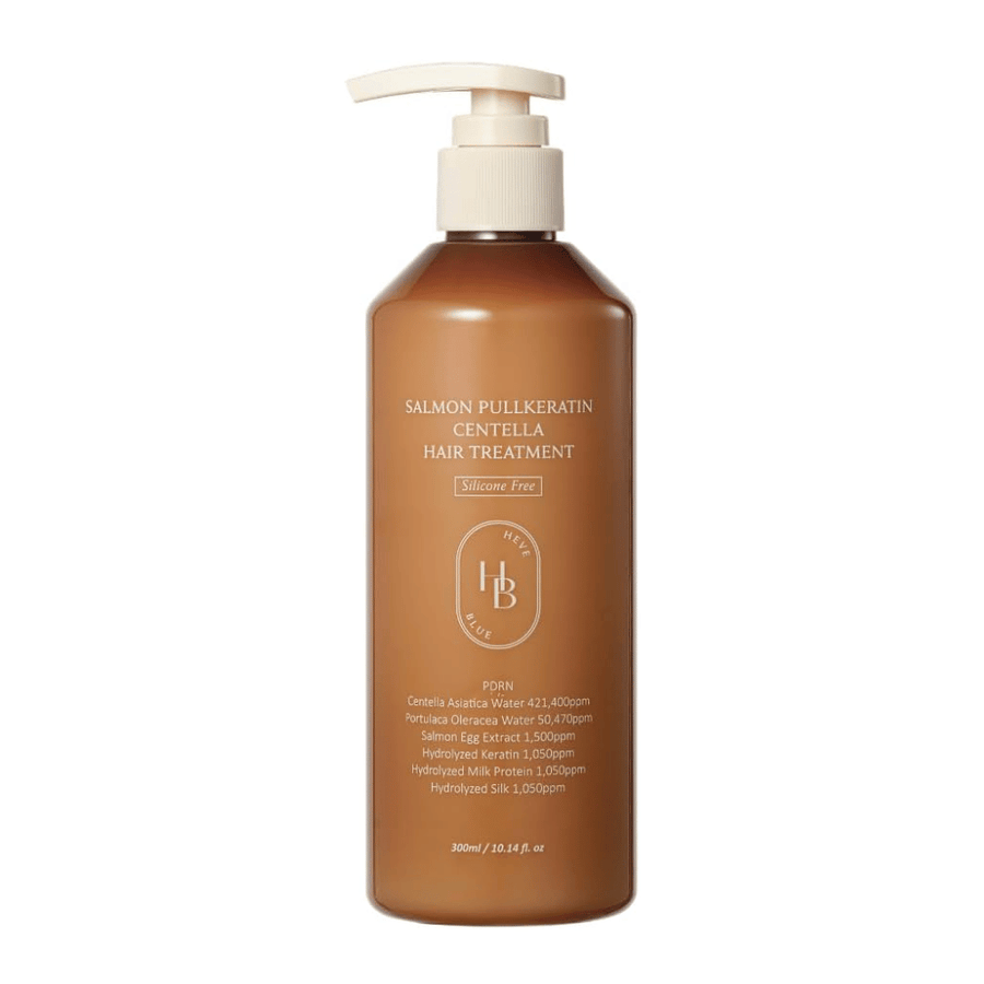 Heveblue Salmon Pullkeratin Centella Hair Treatment v rjavi pump steklenički na svetlem ozadju. Nega za lase s centello, izvlečkom lososa, keratinom, svilenimi proteini in mlečnimi proteini za nego in vlaženje las.