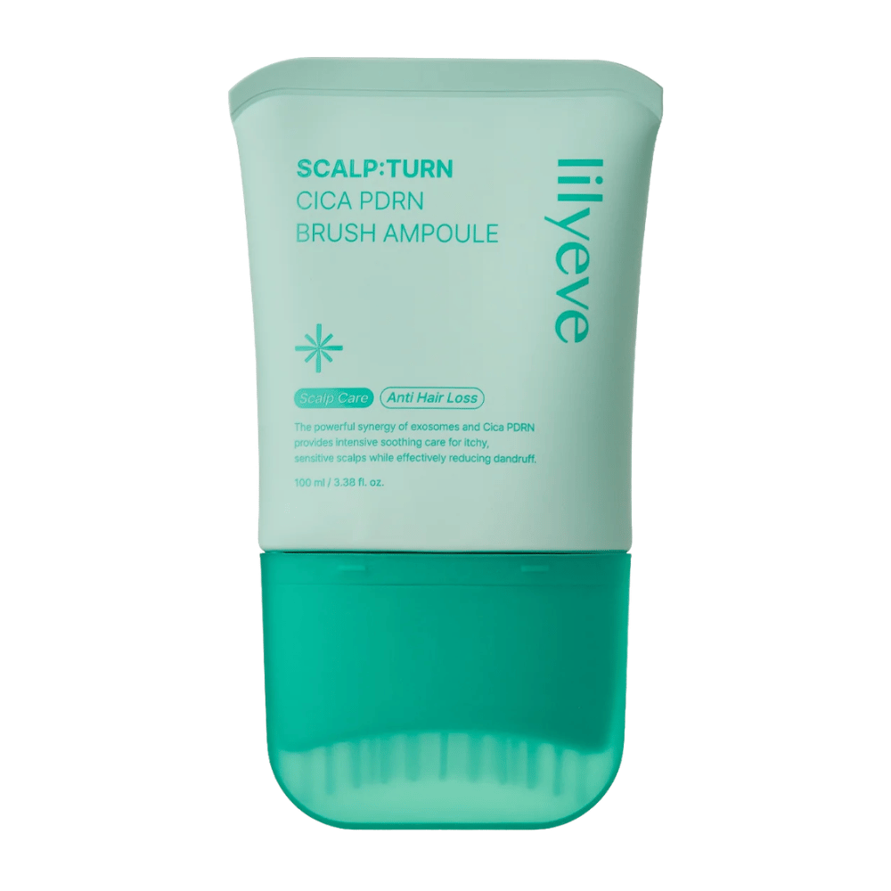 Izrezana produktna slika izdelka LILYEVE Scalp:Turn Cica PDRN Brush Ampoule na belem ozadju. Dizajn prikazuje turkizno embalažo z vgrajenim aplikatorjem v obliki krtačke za enostaven nanos neposredno na lasišče.