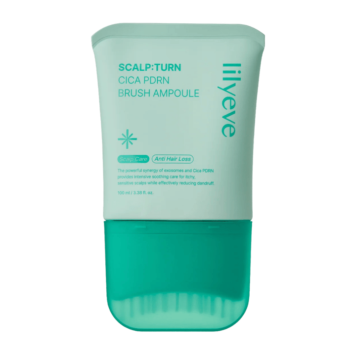 Izrezana produktna slika izdelka LILYEVE Scalp:Turn Cica PDRN Brush Ampoule na belem ozadju. Dizajn prikazuje turkizno embalažo z vgrajenim aplikatorjem v obliki krtačke za enostaven nanos neposredno na lasišče.