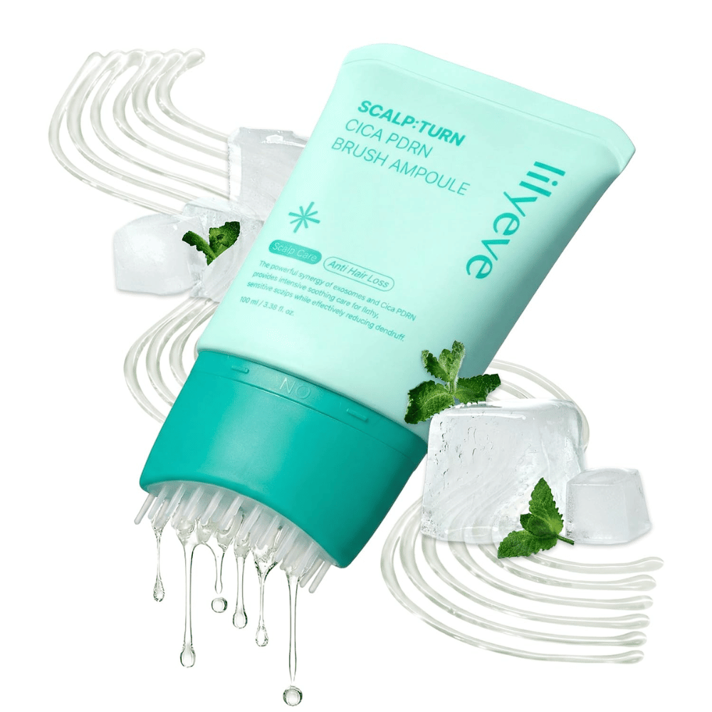 Bližinski posnetek izdelka LILYEVE Scalp:Turn Cica PDRN Brush Ampoule skupaj z ledenimi kockami, meto in kapljicami seruma. Slika posreduje hladilen in osvežujoč občutek ter hkrati poudarja edinstven aplikator v obliki krtačke.