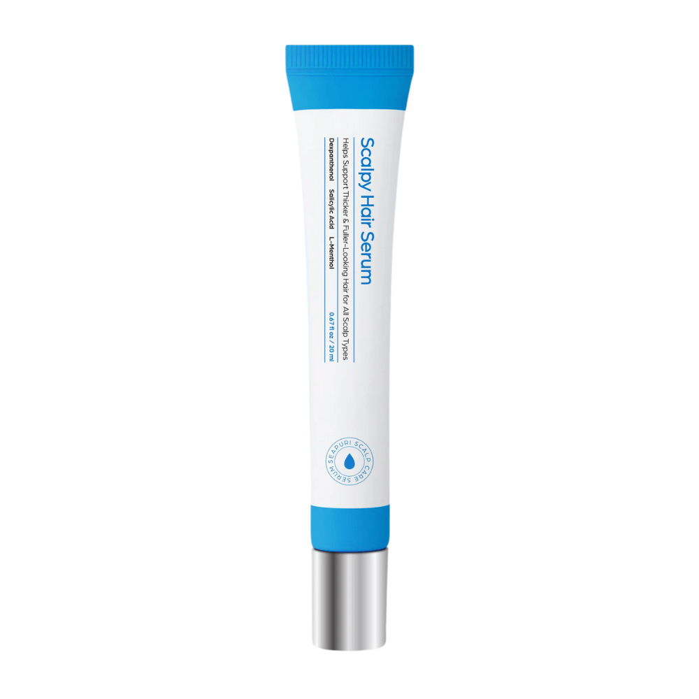 Slika izdelka Seapuri Scalpy Hair Serum v beli in modri tubi z kovinskim pokrovčkom. Serum za lase, ki krepi korenine in spodbuja rast.