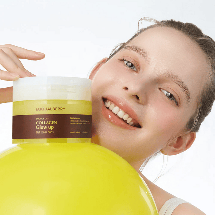 Nasmejana manekenka, ki drži Bouncy Day Collagen Glow up Gel Toner Pads, ki pomagajo zagotoviti mladosten sijaj in čvrstost z nizko molekularnim kolagenom in glutationom.
